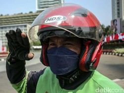 Momen Pengendara di Jaktim Ambil Sikap Sempurna saat HUT Ke-78 RI