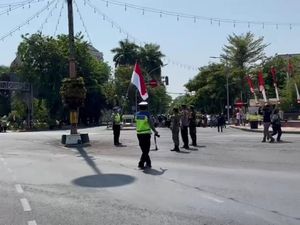 Pengguna Jalan di Surabaya Hormat Saat Detik-detik Proklamasi Pengguna Jalan di Surabaya Hormat Saat Detik-detik Proklamasi