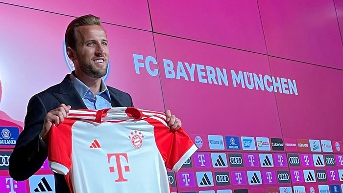 Harry Kane Soccer Football - Bayern Munich present new signing Harry Kane - Allianz Arena, Munich, Germany - August 13, 2023 - Bayern Munich's new signing Harry Kane poses with their shirt during a press conference. REUTERS/Christine Uyanik