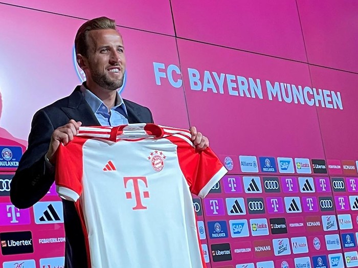 Soccer Football - Bayern Munich present new signing Harry Kane - Allianz Arena, Munich, Germany - August 13, 2023 - Bayern Munich's new signing Harry Kane poses with their shirt during a press conference.    REUTERS/Christine Uyanik