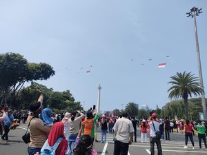 Helikopter TNI AU Kibarkan Bendera Merah Putih di Atas Monas, Warga Bersorak