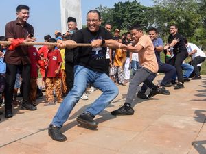 HUT RI, Anies Ikut Lomba Tarik Tambang dan Gebuk Bantal