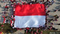 HUT RI, Bendera Merah Putih Raksasa Dibentangkan di Teluk Jakarta