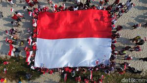 HUT RI, Bendera Merah Putih Raksasa Dibentangkan di Teluk Jakarta