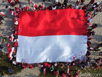 HUT RI, Bendera Merah Putih Raksasa Dibentangkan di Teluk Jakarta