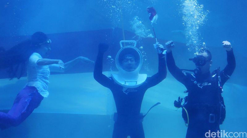 Penyelam mengibarkan bendera sepanjang 25 meter di dalam air di Jakarta Aquarium Safari, Jakarta Barat, Kamis (17/8/2023). Pengibaran bendera ini dilakukan dalam peringatan HUT ke-78 Republik Indonesia.