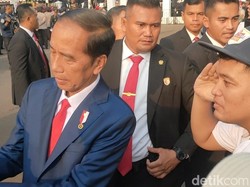 Jelang Upacara Penurunan Bendera, Jokowi Layani Permintaan Selfie Warga