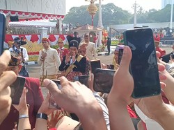 Jokowi Sapa Warga di Depan Istana Merdeka Jelang Upacara HUT Ke-78 RI