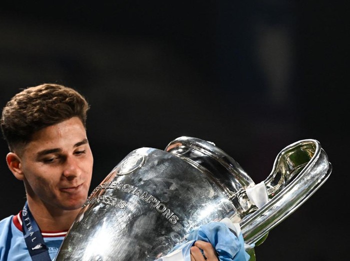 Manchester City's Argentinian striker #19 Julian Alvarez poses with the European Cup trophy as they celebrate winning the UEFA Champions League final football match between Inter Milan and Manchester City at the Ataturk Olympic Stadium in Istanbul, on June 10, 2023. Manchester City won the match 1-0. (Photo by Paul ELLIS / AFP)