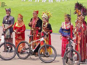 Uniknya Baju Adat Kaesang hingga Sri Mulyani Berujung Hadiah Sepeda Uniknya Baju Adat Kaesang hingga Sri Mulyani Berujung Hadiah Sepeda