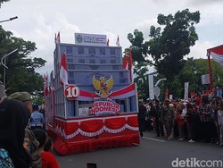 Antusias Warga Saksikan Karnaval Pawai Mobil Hias HUT Ke-78 RI di Medan