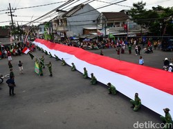 Umbul-umbul Merah Putih Terbentang 78 Meter di Bumiayu Kota Malang