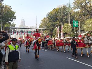 Antusiasme Warga Saksikan Kirab Bendera Pusaka Menuju Istana Antusiasme Warga Saksikan Kirab Bendera Pusaka Menuju Istana