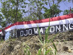 Suku Samin Kirab Umbul-umbul Merah Putih 78 Meter ke Bukit Palkerek