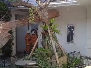 6 Rumah Warga Rusak Imbas Ledakan di Kafe Surabaya 6 Rumah Warga Rusak Imbas Ledakan di Kafe Surabaya