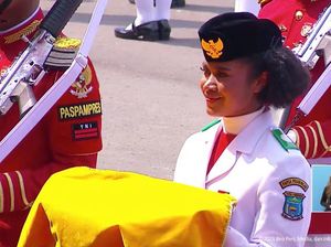 Rekan Paskibraka Salut Lilly Wenda Tetap Keren Walau Sepatu Lepas Sebelah Rekan Paskibraka Salut Lilly Wenda Tetap Keren Walau Sepatu Lepas Sebelah