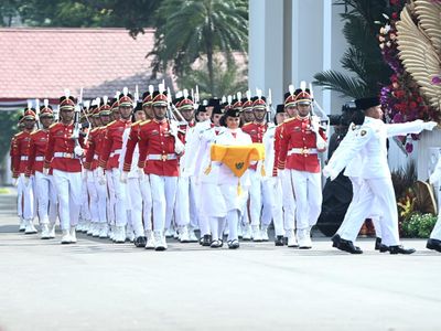 Potret Aksi Lilly Wenda, Paskibraka yang Sepatunya Lepas Sebelah