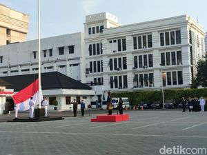 Pakai Baju Adat Mandailing, Mahfud Pimpin Upacara HUT RI di Kemenko Polhukam