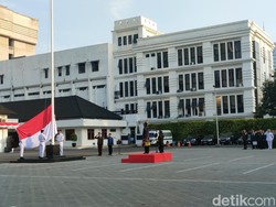 Pakai Baju Adat Mandailing, Mahfud Pimpin Upacara HUT RI di Kemenko Polhukam