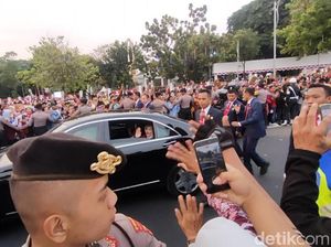 Maruf Tinggalkan Istana Usai Upacara Penurunan Bendera, Sapa Warga dari Mobil