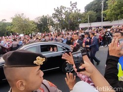 Maruf Tinggalkan Istana Usai Upacara Penurunan Bendera, Sapa Warga dari Mobil