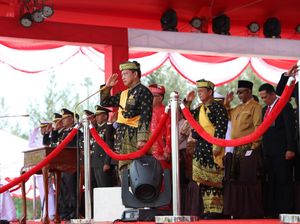 Mendagri Kenakan Baju Adat Melayu Saat Upacara HUT RI Ke-78 di Natuna Mendagri Kenakan Baju Adat Melayu Saat Upacara HUT RI Ke-78 di Natuna