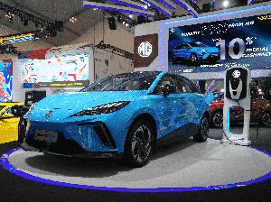 Berburu Diskon Mobil Listrik di GIIAS: Potongan Sampai Ratusan Juta Rupiah!