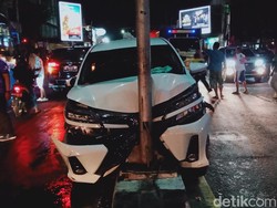 Avanza Tabrak Tiang Lampu Jalan Jogja-Solo Delanggu, Nyangkut di Median