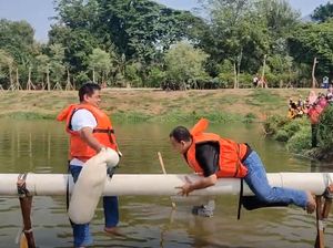 Momen Anies Tercebur ke Waduk Usai Kalah Lomba Gebuk Bantal Momen Anies Tercebur ke Waduk Usai Kalah Lomba Gebuk Bantal