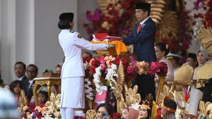 Momen Jokowi Pimpin Upacara Penurunan Bendera di Istana
