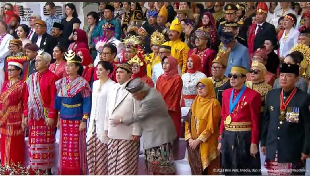 Momen Menteri Basuki Hadimuljono mengecek baju Erick Thohir (dok.tangkapan layar Youtube Sekretariat Presiden)