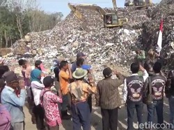 Bendera Merah Putih Berkibar di Antara Tumpukan Sampah TPA Cikundul