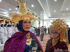Mencolok, Istri Gubernur Sumsel Pakai Baju Adat Pagar Alam di Upacara HUT RI