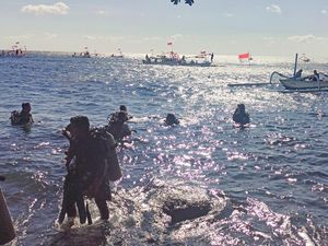 48 Penyelam Bentangkan Merah Putih 78 Meter di Bawah Laut Pantai Tulamben 48 Penyelam Bentangkan Merah Putih 78 Meter di Bawah Laut Pantai Tulamben