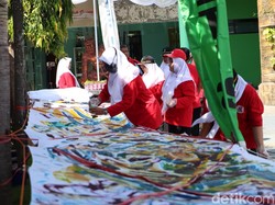 Warga Ponorogo Membatik Massal pada Kain Putih 78 Meter di HUT ke-78 RI