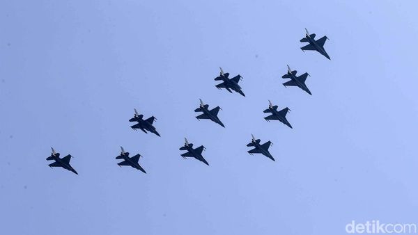 Parade dan Atraksi Pesawat Meriahkan HUT ke-78 RI