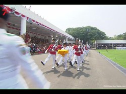 Senyum Lilly Wenda Paskibraka Pembawa Baki Tetap Tenang Meski Sepatu Copot