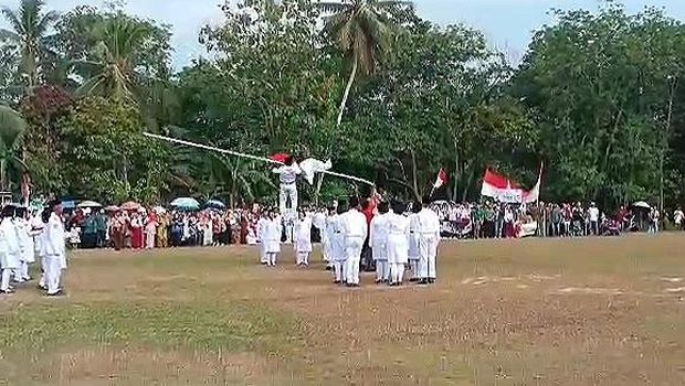 Tangkap layar video jatuhnya pelatih paskibraka saat perbaiki bendera tersangkut