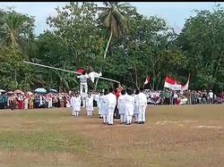 Perbaiki Bendera Nyangkut Saat Pengibaran, Pelatih Paskibra di Lampung Terjatuh