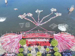 Keren! Bendera Merah Putih Berbentuk Bunga Rampai Terbentang di Laut Makassar