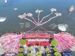 Keren! Bendera Merah Putih Berbentuk Bunga Rampai Terbentang di Laut Makassar