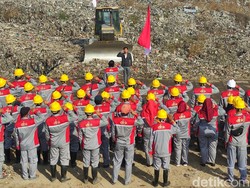 Haru Pemilah Sampah Gelar Upacara HUT ke-78 RI di TPA Sidoarjo