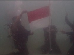 BPBD Kepri Kibarkan Merah Putih di Bawah Laut Perbatasan Bintan-Malaysia