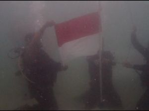 BPBD Kepri Kibarkan Merah Putih di Bawah Laut Perbatasan Bintan-Malaysia BPBD Kepri Kibarkan Merah Putih di Bawah Laut Perbatasan Bintan-Malaysia