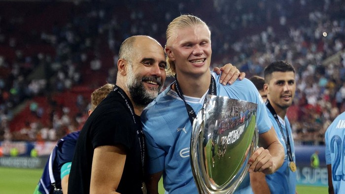 Soccer Football - UEFA Super Cup - Manchester City v Sevilla - Georgios Karaiskakis Stadium, Athens, Greece - August 16, 2023 Manchester Citys Erling Braut Haaland and  manager Pep Guardiola celebrate with the trophy after winning the UEFA Super Cup REUTERS/Alkis Konstantinidis