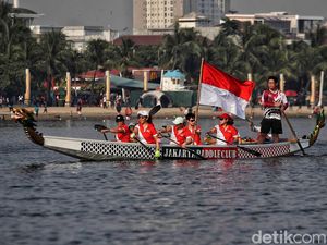 Potret Ratusan Pendayung Rayakan Kemerdekaan di Teluk Jakarta Potret Ratusan Pendayung Rayakan Kemerdekaan di Teluk Jakarta