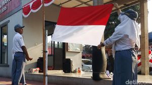 Potret Warga Peringati HUT RI dengan Upacara Bendera