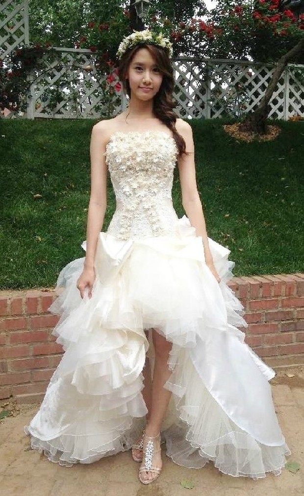 Potret Yoona mengenakan gaun pengantin di drama Love Rain/ Foto: hancinema.net Potret Yoona mengenakan gaun pengantin di drama Love Rain