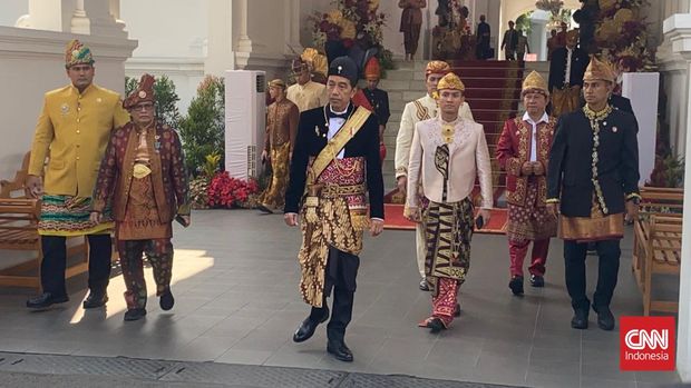 Presiden Joko Widodo mengenakan baju daerah Ageman Songkok Singkepan Ageng.