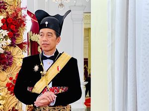 Gaya Jokowi Pakai Baju Adat Ageman Songkok Singkepan Ageng di HUT RI